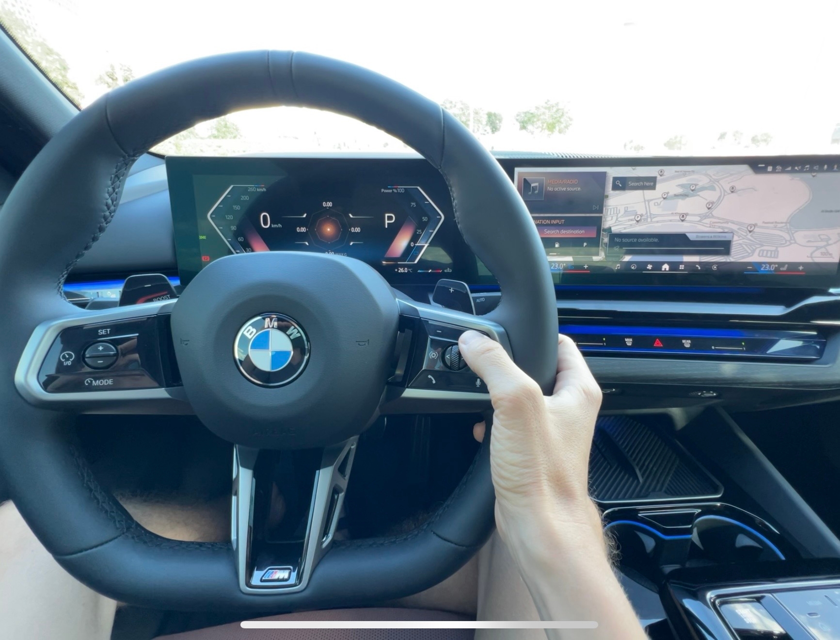 Hellgrün BMW 530i M Sport 2025